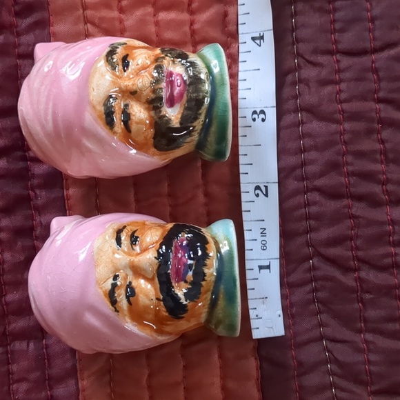 Vintage salt and pepper shakers. - Picture 9 of 9